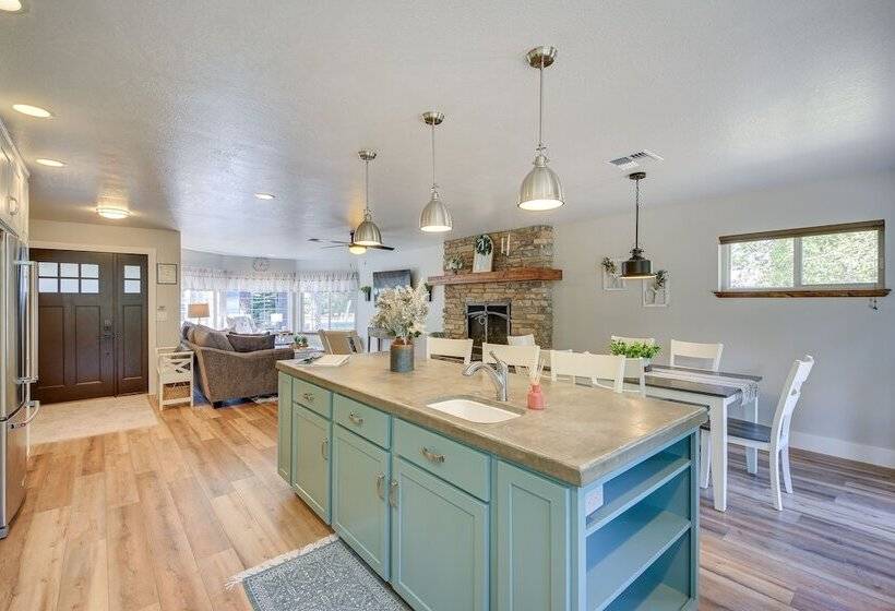 Charming Idaho Home W/ Hot Tub, Near Beaches!