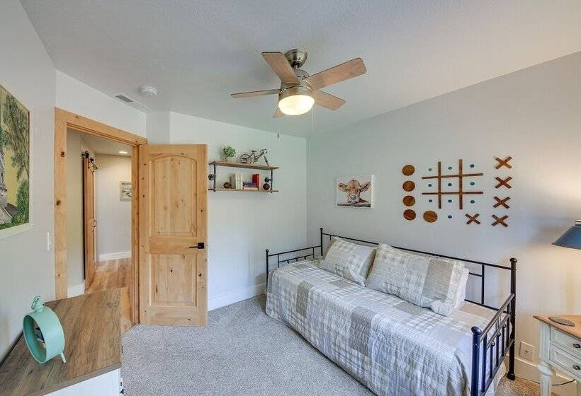 Charming Idaho Home W/ Hot Tub, Near Beaches!