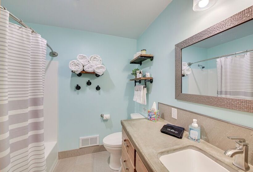 Charming Idaho Home W/ Hot Tub, Near Beaches!