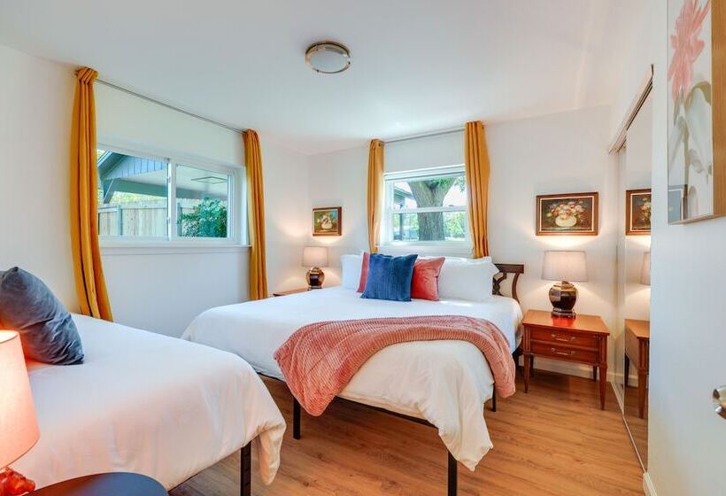 Chic Johnson City Home W/ Yard & Fire Pit!