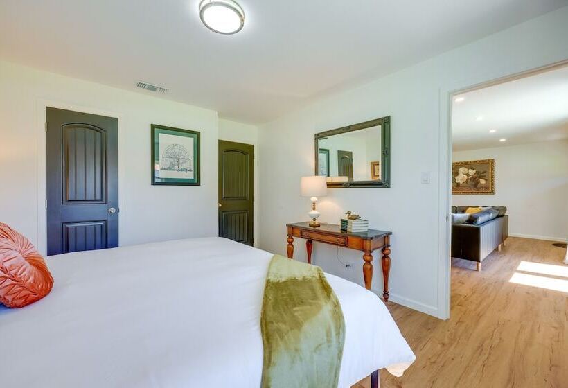 Chic Johnson City Home W/ Yard & Fire Pit!