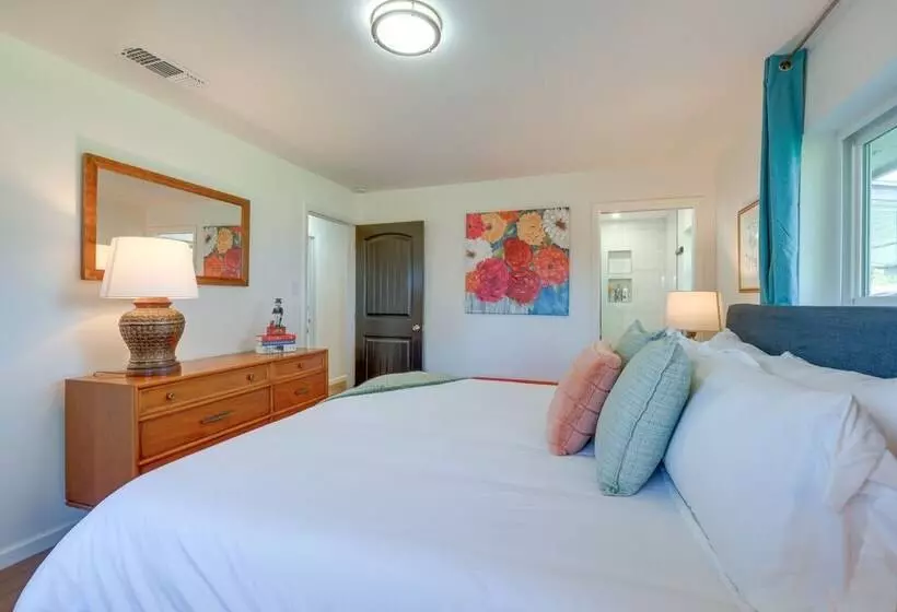 Chic Johnson City Home W/ Yard & Fire Pit!