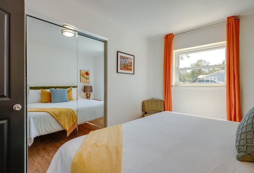 Chic Johnson City Home W/ Yard & Fire Pit!