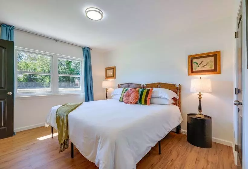 Chic Johnson City Home W/ Yard & Fire Pit!