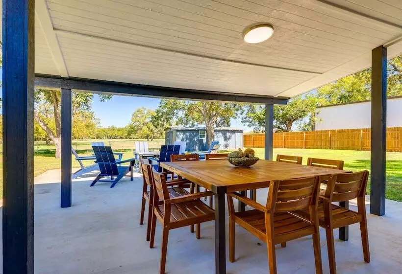 Chic Johnson City Home W/ Yard & Fire Pit!