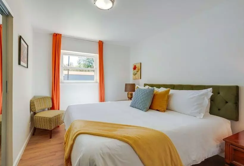 Chic Johnson City Home W/ Yard & Fire Pit!