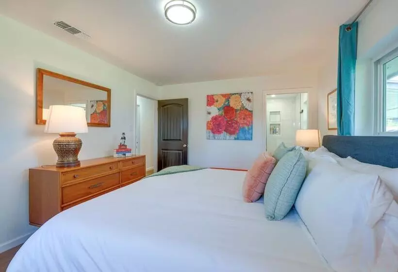 Chic Johnson City Home W/ Yard & Fire Pit!