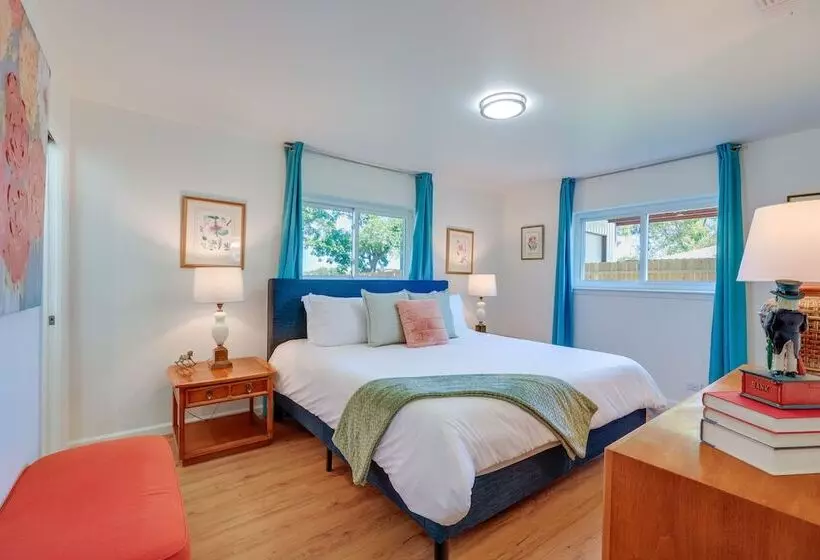 Chic Johnson City Home W/ Yard & Fire Pit!