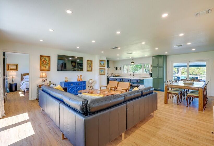 Chic Johnson City Home W/ Yard & Fire Pit!