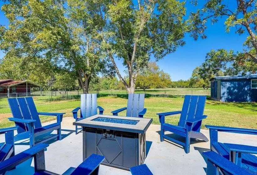 Chic Johnson City Home W/ Yard & Fire Pit!