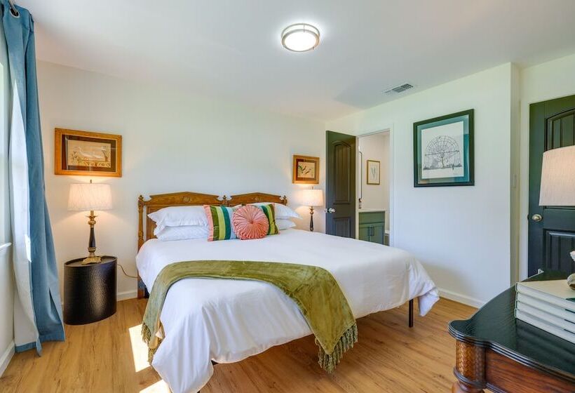 Chic Johnson City Home W/ Yard & Fire Pit!