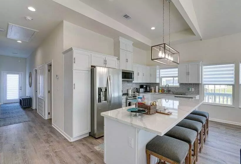 Steps To Ocean: Home W/ Deck In Crystal Beach!