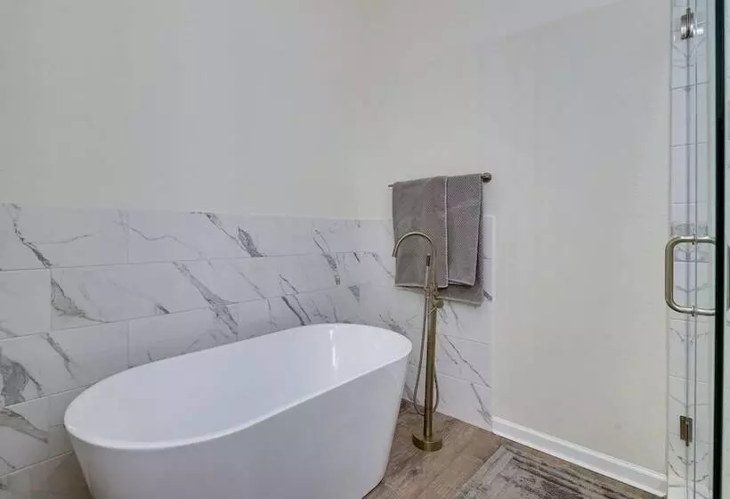 Steps To Ocean: Home W/ Deck In Crystal Beach!