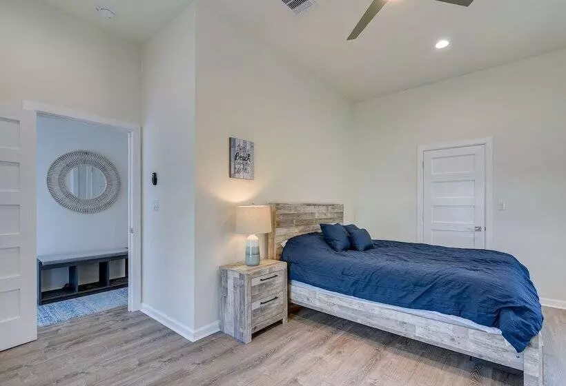 Steps To Ocean: Home W/ Deck In Crystal Beach!