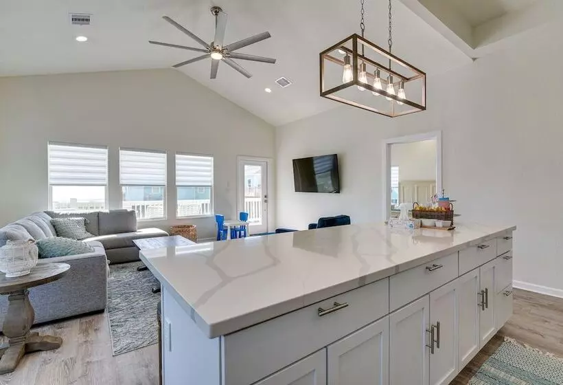 Steps To Ocean: Home W/ Deck In Crystal Beach!