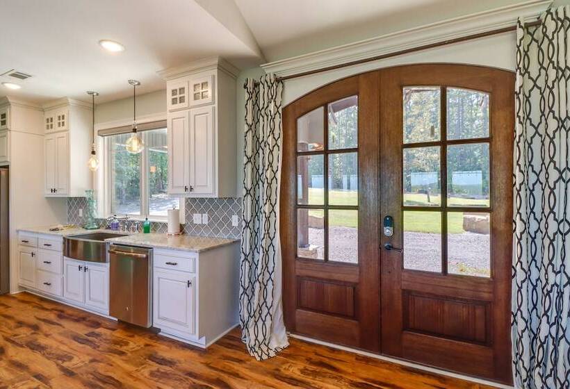 Family Friendly Edgemont Home W/ Deck & Lake Views