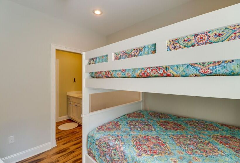 Family Friendly Edgemont Home W/ Deck & Lake Views