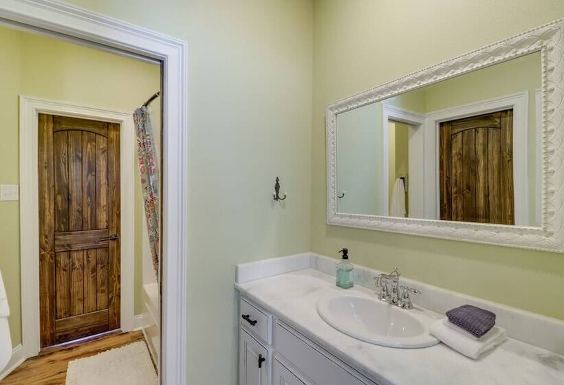 Family Friendly Edgemont Home W/ Deck & Lake Views