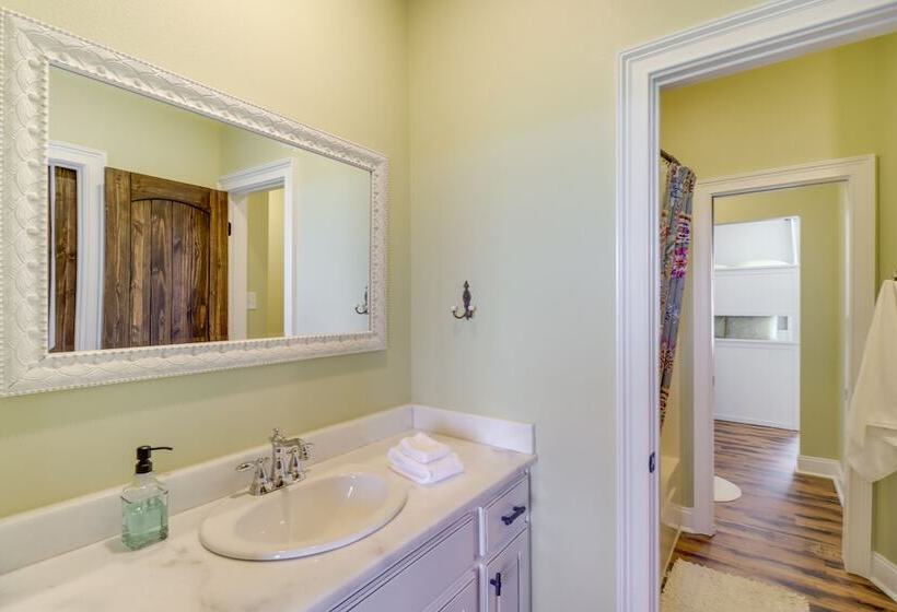 Family Friendly Edgemont Home W/ Deck & Lake Views