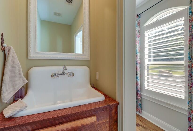 Family Friendly Edgemont Home W/ Deck & Lake Views