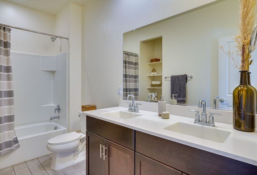 Family Friendly Home   1 Mi To Sahuarita Lake!