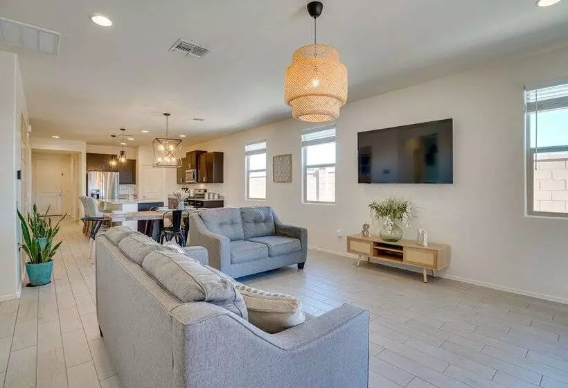 Family Friendly Home   1 Mi To Sahuarita Lake!