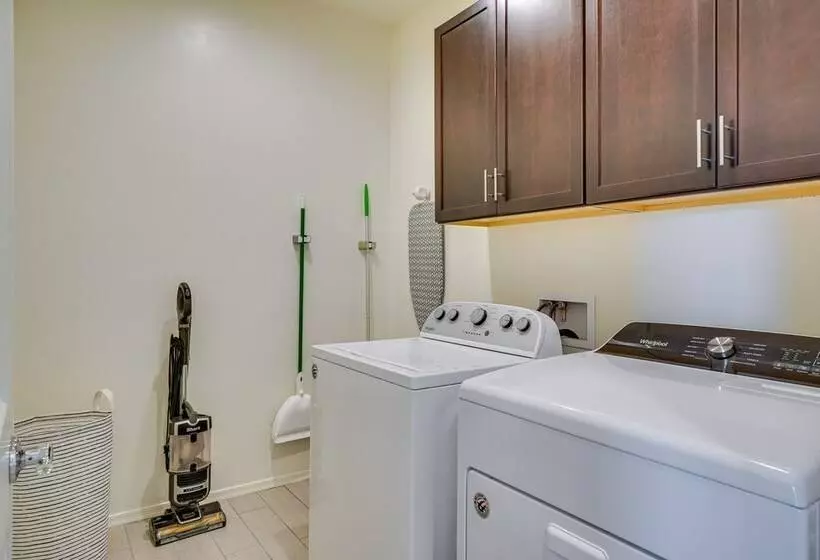 Family Friendly Home   1 Mi To Sahuarita Lake!