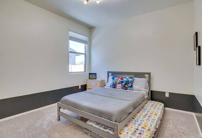 Family Friendly Home   1 Mi To Sahuarita Lake!