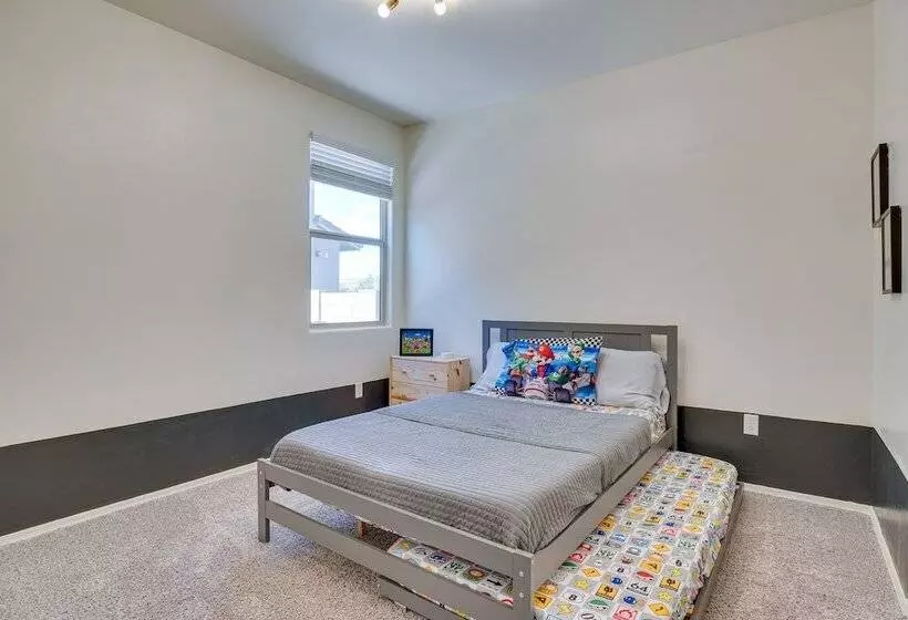 Family Friendly Home   1 Mi To Sahuarita Lake!