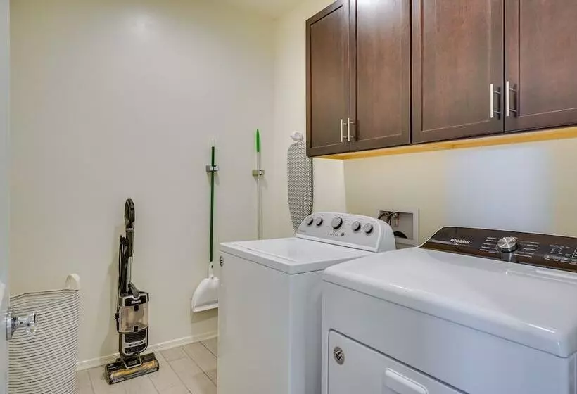 Family Friendly Home   1 Mi To Sahuarita Lake!
