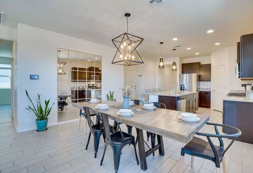 Family Friendly Home   1 Mi To Sahuarita Lake!