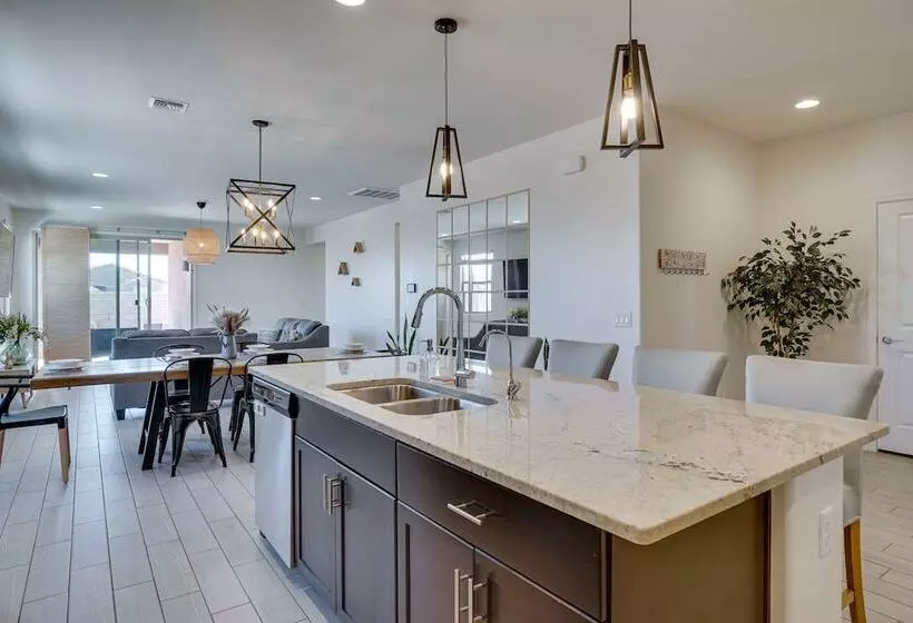 Family Friendly Home   1 Mi To Sahuarita Lake!