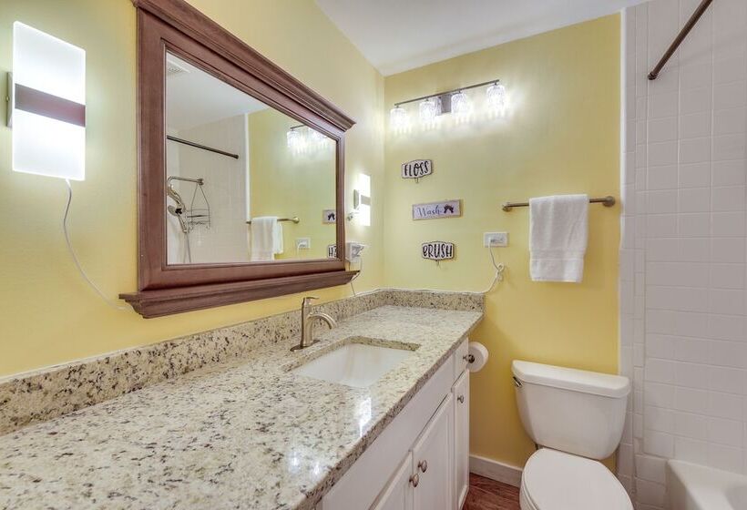 Florida Escape W/ Patio & Fire Pit, Near Beaches!