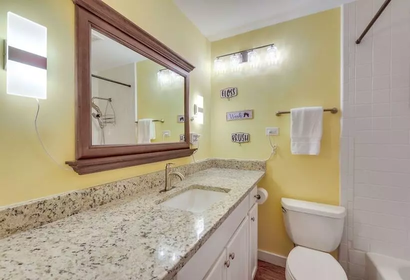 Florida Escape W/ Patio & Fire Pit, Near Beaches!