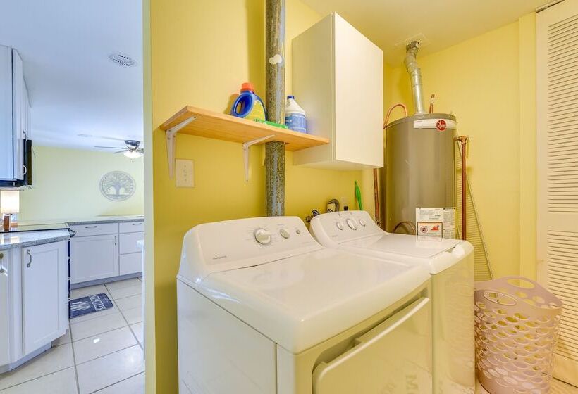 Florida Escape W/ Patio & Fire Pit, Near Beaches!