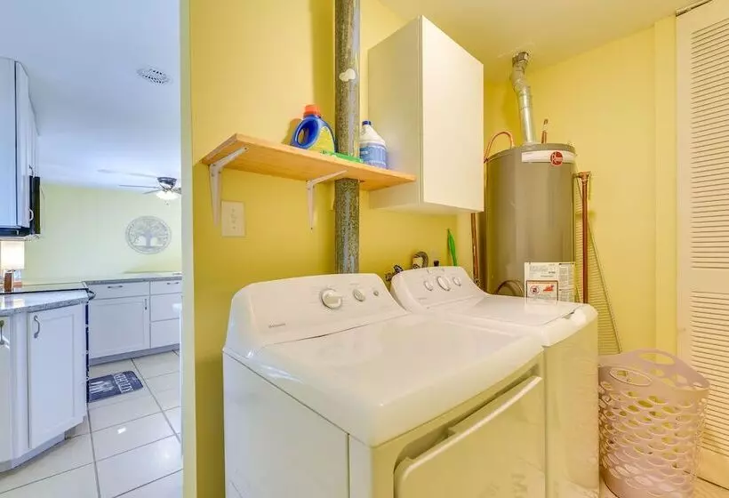 Florida Escape W/ Patio & Fire Pit, Near Beaches!