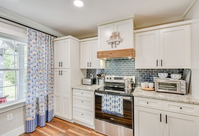 Lake Martin Retreat W/ Private Dock & Boat Launch