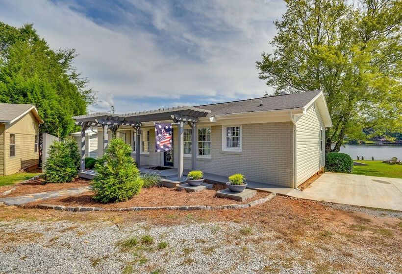 Lake Martin Retreat W/ Private Dock & Boat Launch