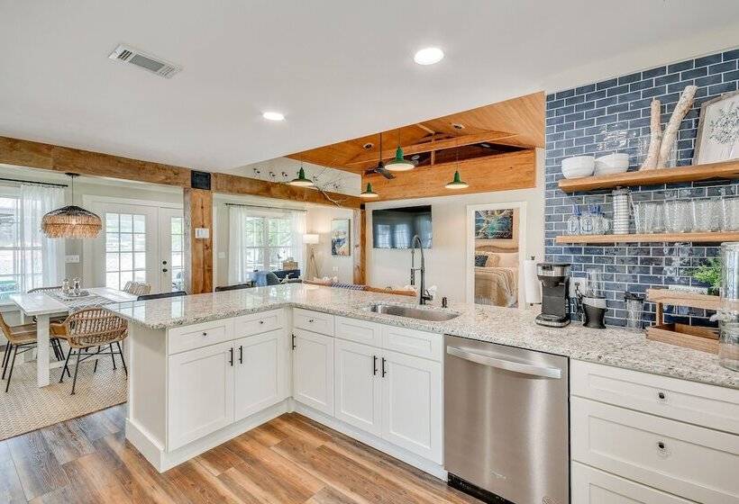 Lake Martin Retreat W/ Private Dock & Boat Launch