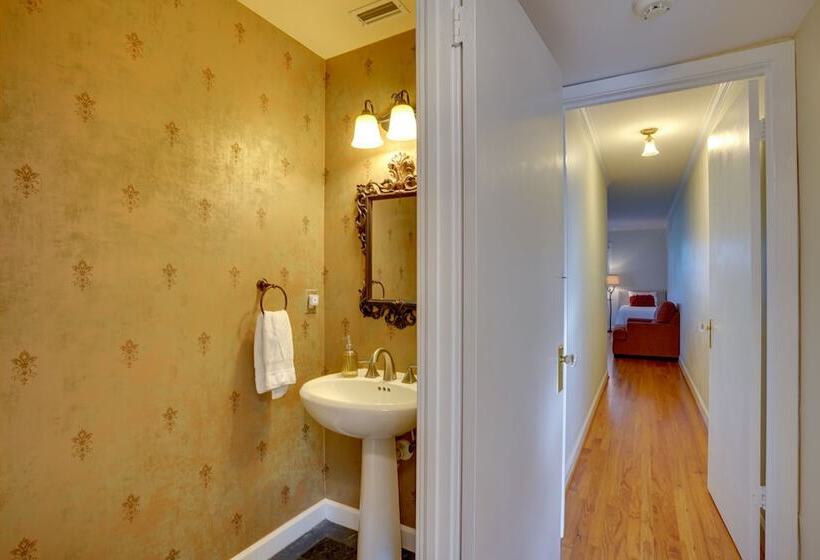 Lakefront Winter Haven Retreat: Hot Tub & Patio!