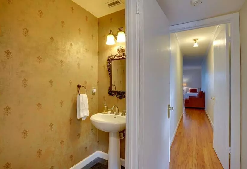 Lakefront Winter Haven Retreat: Hot Tub & Patio!