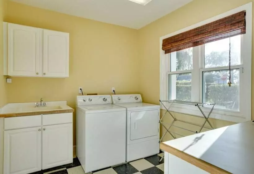 Lakefront Winter Haven Retreat: Hot Tub & Patio!