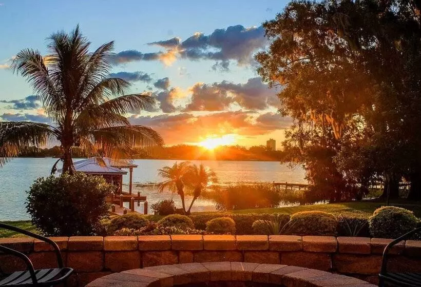 Lakefront Winter Haven Retreat: Hot Tub & Patio!