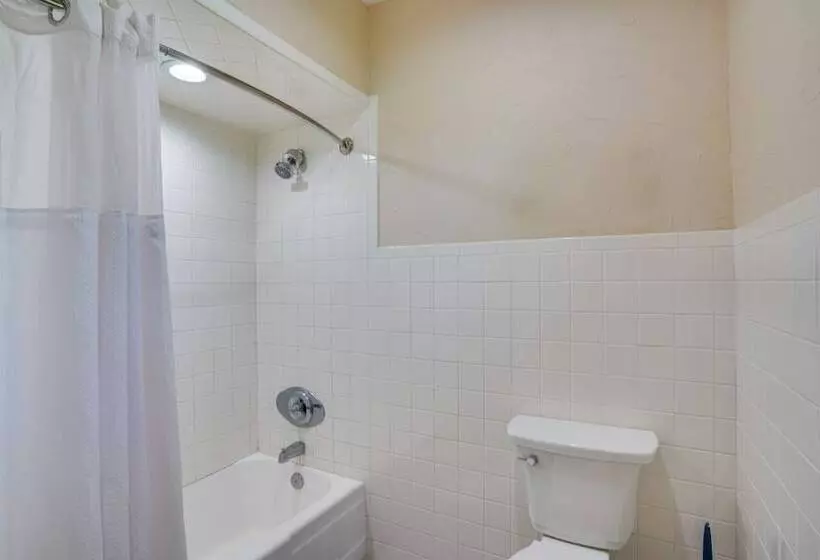 Lakefront Winter Haven Retreat: Hot Tub & Patio!