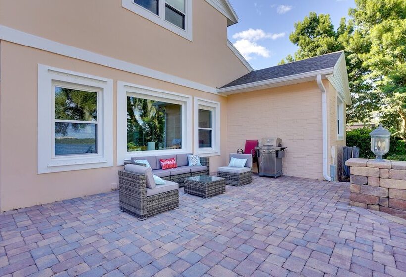 Lakefront Winter Haven Retreat: Hot Tub & Patio!