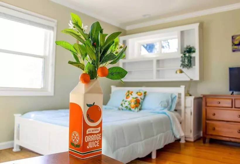 Lakefront Winter Haven Retreat: Hot Tub & Patio!