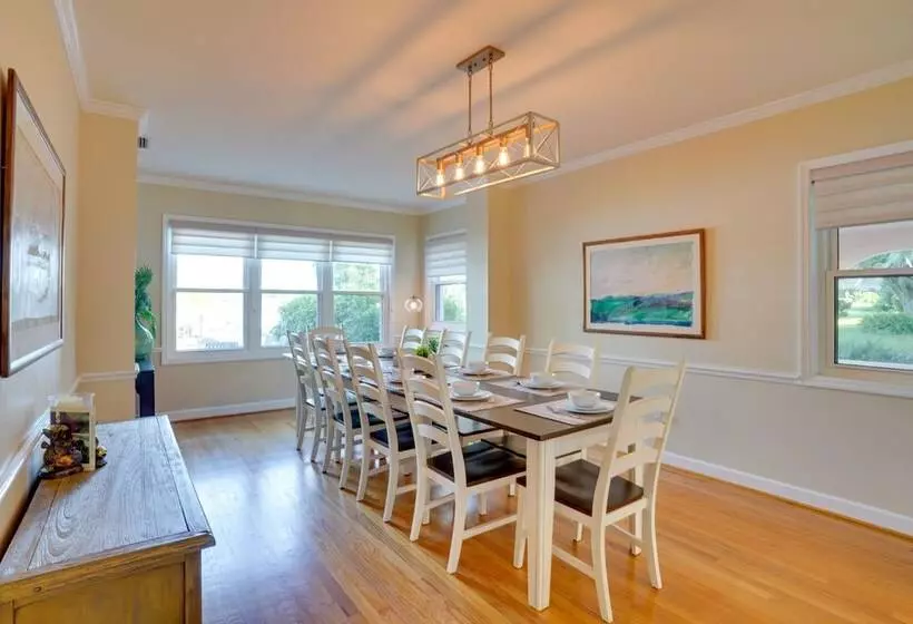 Lakefront Winter Haven Retreat: Hot Tub & Patio!