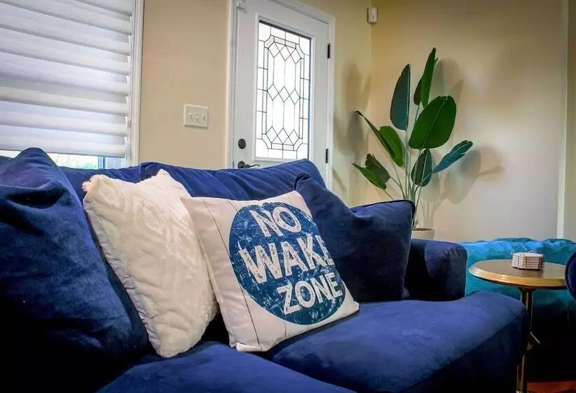 Lakefront Winter Haven Retreat: Hot Tub & Patio!