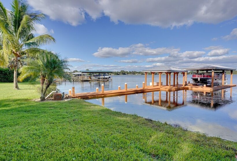 Lakefront Winter Haven Retreat: Hot Tub & Patio!
