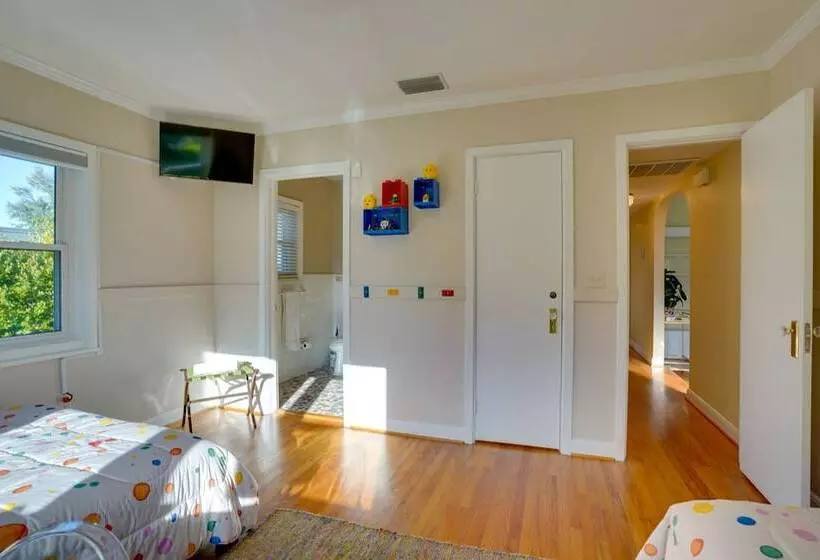 Lakefront Winter Haven Retreat: Hot Tub & Patio!